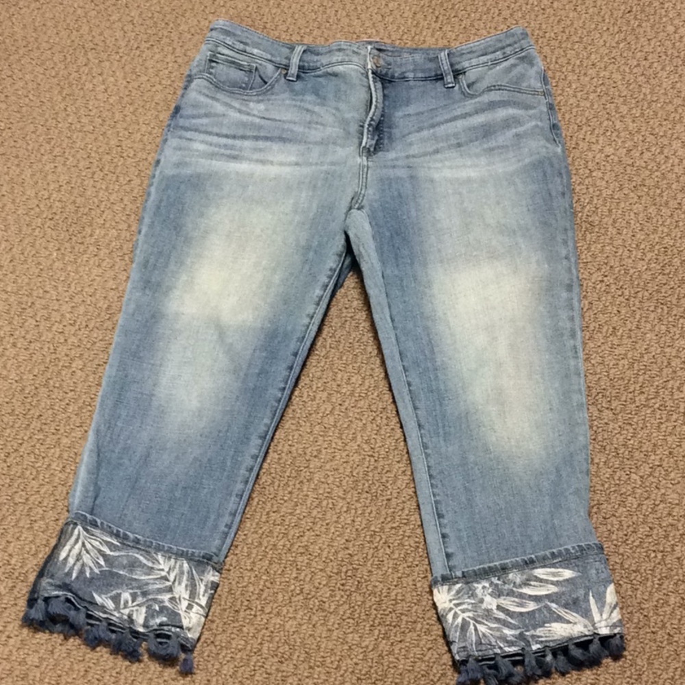 Chico’s So Slimming crops w/cuff and trim